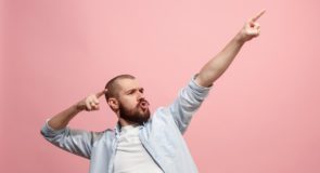 Homme heureux marque employeur